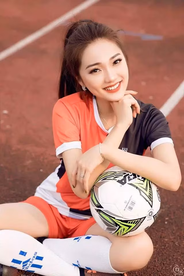 Sau khi “đường ai nấy đi”, phía Ngọc Nữ liên tục đăng tải những bài viết buồn bã, được cho là ám chỉ người cũ và chuyện tình cũ. Thậm chí, cô nàng còn dùng những lời lẽ khá nặng nề khiến nhiều người liên tưởng đến Phan Văn Đức.