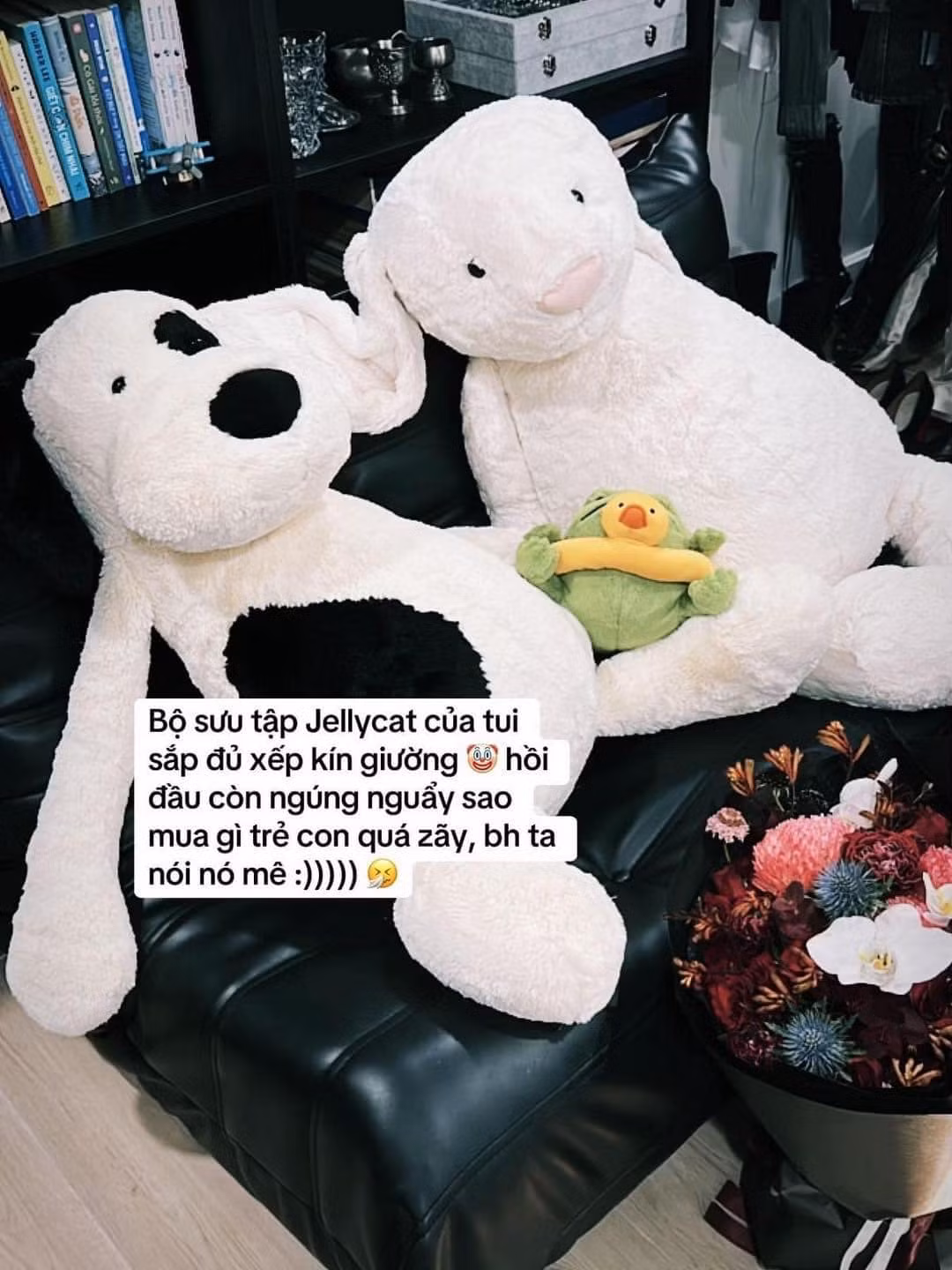 Trong công việc, bạn trai Linh Ngọc Đàm là người quyết đoán, chín chắn, thế nhưng ở cạnh cô lại lộ ra vẻ nhõng nhèo, làm nũng với người yêu. Anh cũng thường tặng những món quà đáng yêu cho bạn gái.