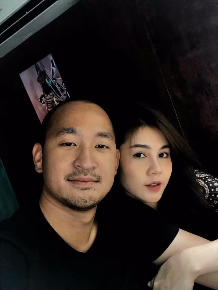 Được biết, anh từng có thời gian du học tại Mỹ và hiện đang là giám đốc điều hành một học viện golf lớn tại Hà Nội. Người thương của Thu Hoài còn khiến dân tình xuýt xoa khi sở hữu ngoại hình bảnh bao, nam tính.