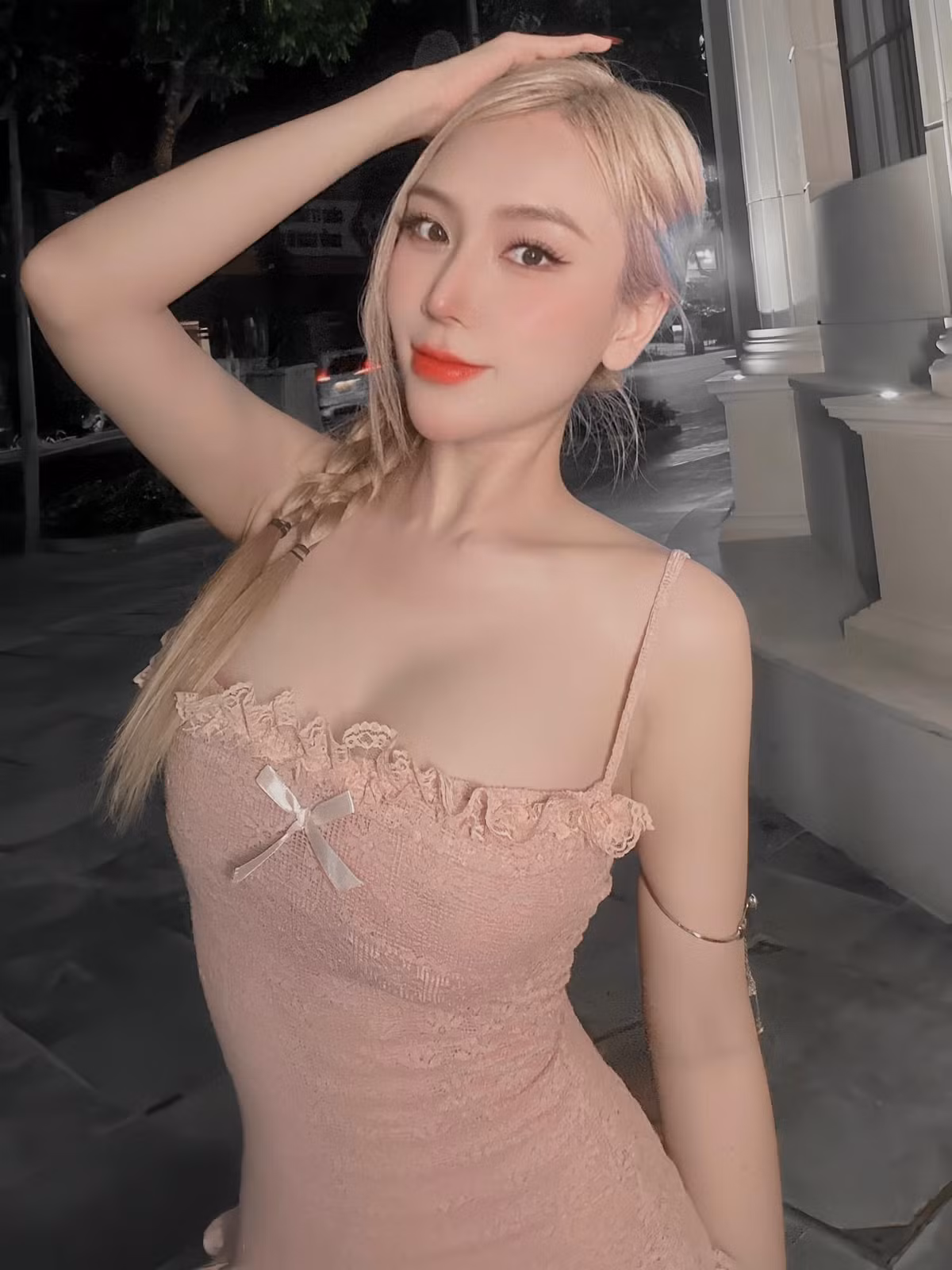 Dù sinh 2 con nhưng cô nàng vẫn sở hữu body vạn người mê.