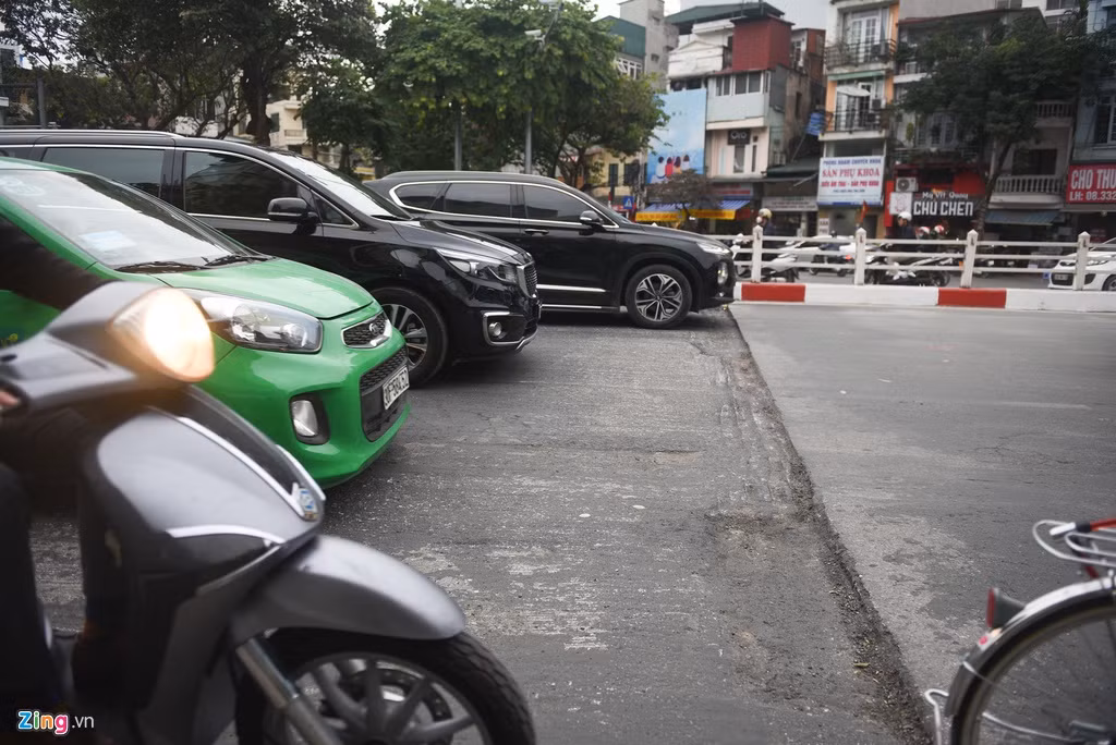 Đây là đoạn đường giao giữa phần đã cào bóc và mặt đường bình thường. Sự chệnh lệch của mặt đường khoảng 3-5 cm. Mỗi lúc phương tiện đi qua những đoạn giao này đều phải giảm tốc độ. Đặc biệt trên phố Nguyễn Thái Học nó lại nằm ngay ở ngã 7 Cửa Nam đoạn lưu thông về phía Phan Bội Châu, khiến giao thông khu vực này gặp khá nhiều khó khăn.