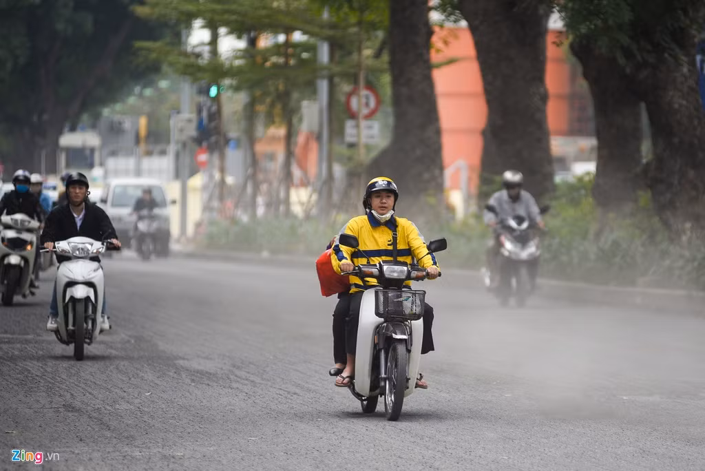 Mỗi khi có xe đi qua, đường phố chìm trong cát bụi.