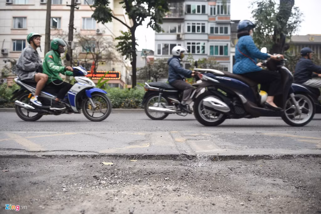 Khi mặt đường bị cào bóc, những nắp cống bằng kim loại nhô cao hẳn lên, tạo thành chướng ngại vật trên đường.
