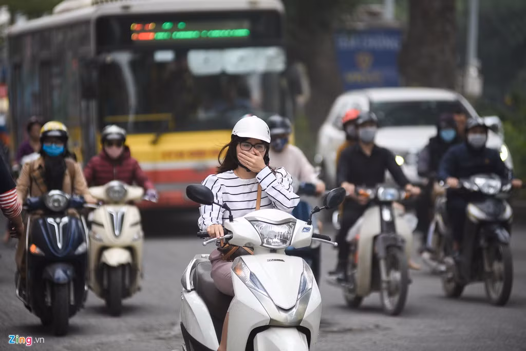 Chị Thảo (23 tuổi), một người dân sống gần đoạn đường đang sửa chữa chia sẻ, mỗi lúc đi qua đây đầy bụi, đeo khẩu trang mà cảm giác vẫn không thấy an toàn. Đặc biệt là buổi tối, có lúc chị tham gia giao thông không nhìn rõ vì trước mặt, quang cảnh lờ mờ trắng đục vì bụi.