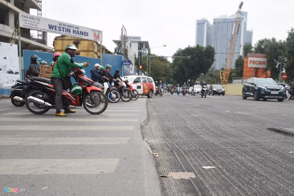 Can Tet, duong pho Ha Noi bi lat tung len sua chua, bui mu mit