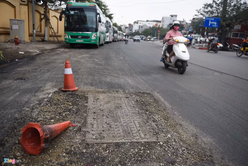 Phố Trần Khánh Dư cũng bị cào bóc kéo dài gần 200 m dịp này.