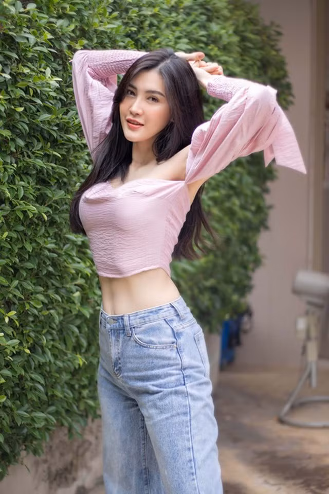 Yuii Wadee còn gây ấn tượng với thân hình đẹp vượt chuẩn. Cô nàng sở hữu thân hình săn chắc với cơ bụng 6 múi, vòng 1 đầy đặn và đôi chân thon dài.