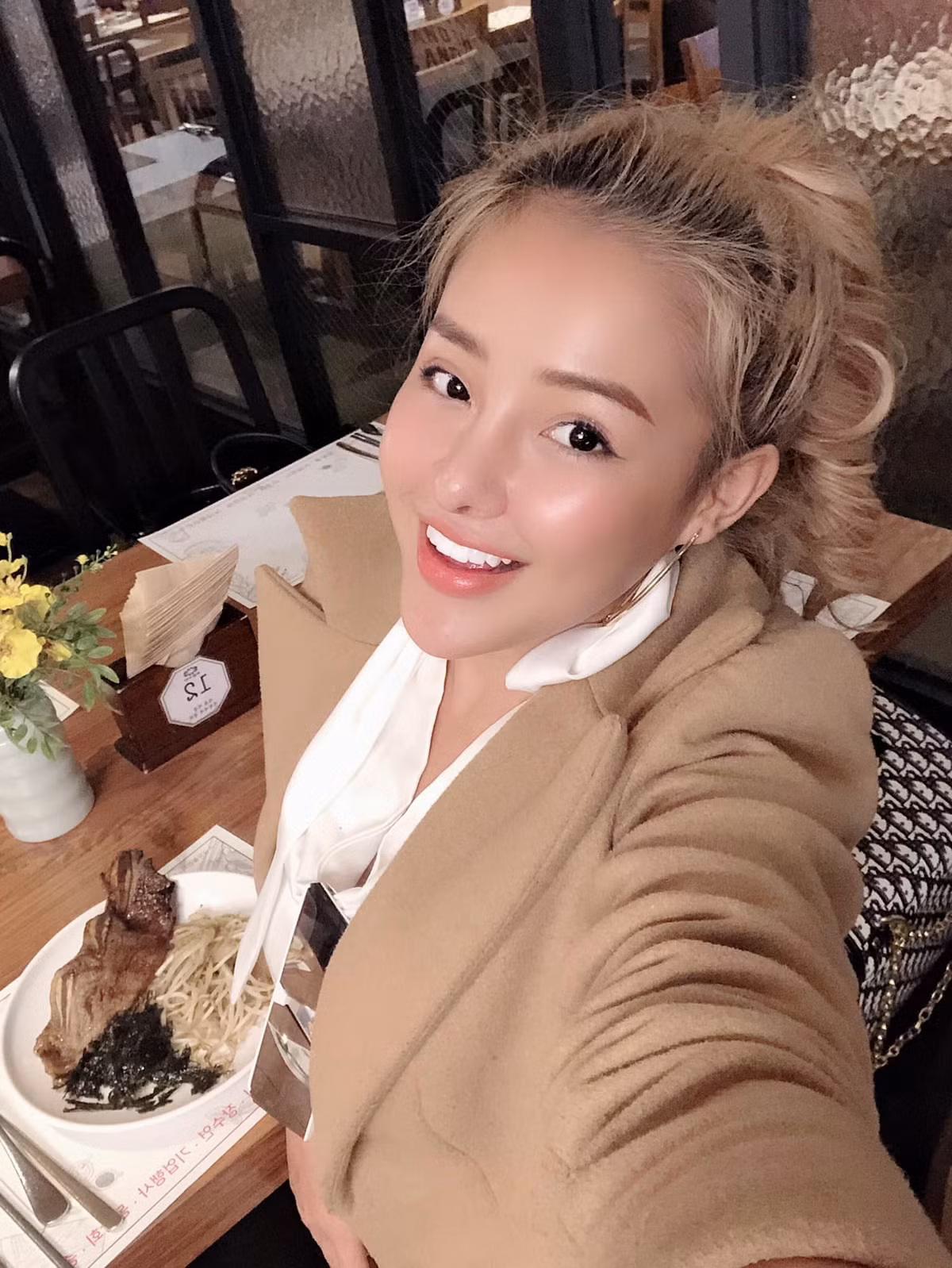 Nghi án lộ clip nóng xuất hiện, Ngân 98 dường như còn nổi tiếng hơn trên mạng xã hội. Có người cho rằng có lộ clip hay không thì vẫn vậy, những hình ảnh cô nàng tự đăng tải cũng không khác gì trên các web đen là mấy.