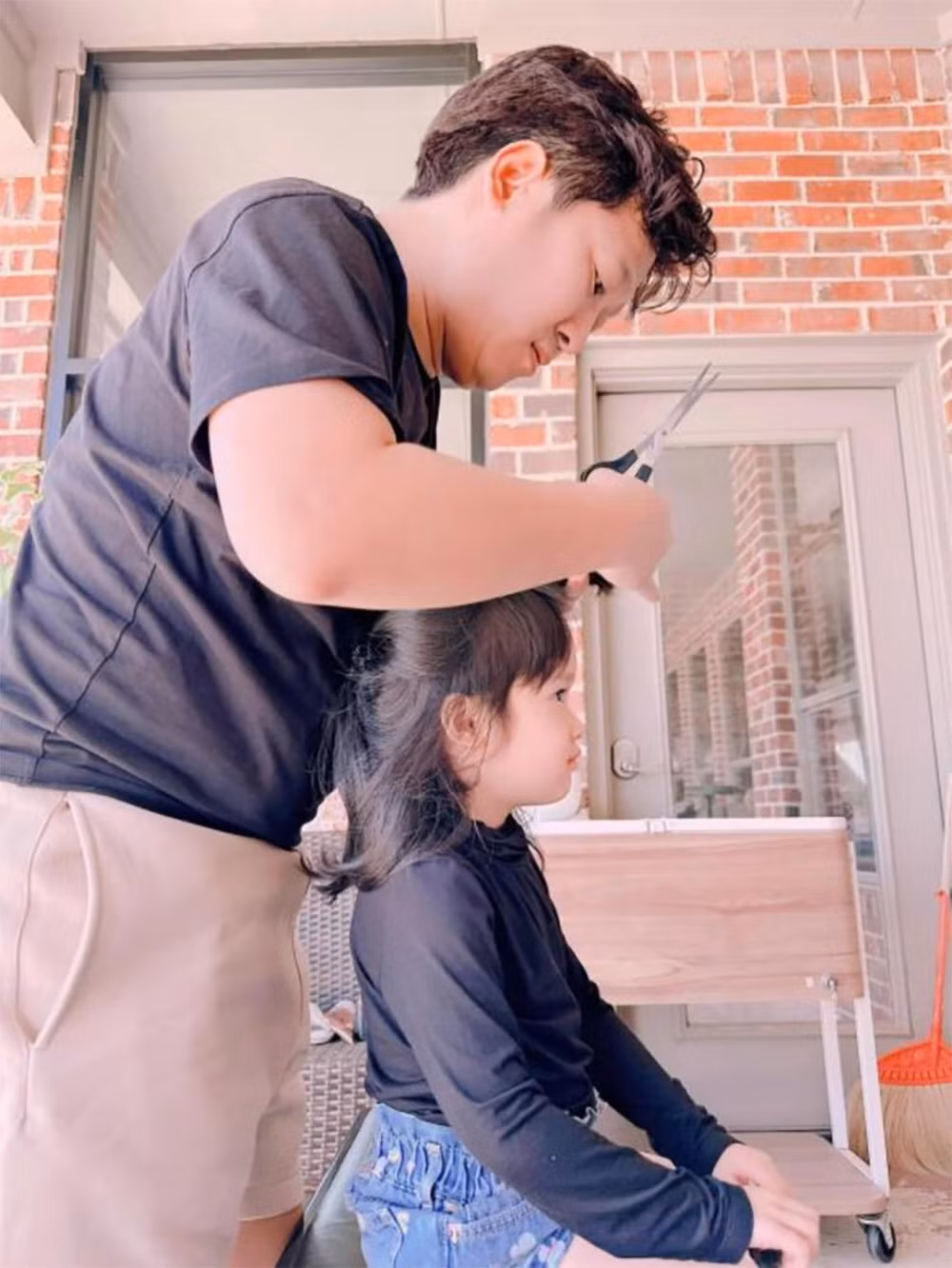 Dù công việc bận rộn đến đâu, Trường Giang vẫn cố gắng sắp xếp để dành thời gian cho con gái và gia đình.