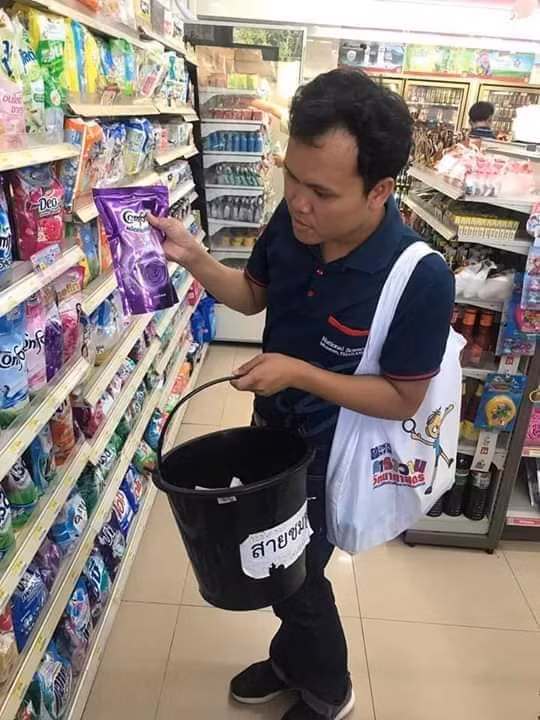 Những chiếc thùng rác, xô, chậu là vật dụng thay thế túi nilon hữu hiệu và thiết thực.