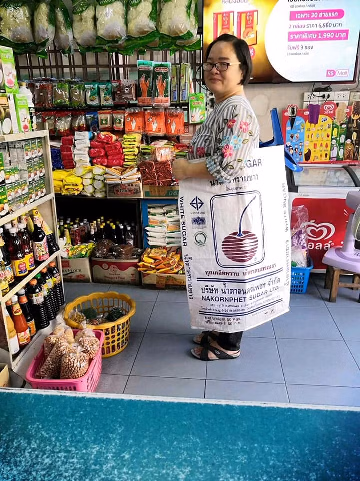 Bị cấm sử dụng túi nilon, người dân Thái Lan không hề khó chịu mà vui vẻ hưởng ứng. Trên mạng xã hội, nhiều người thi nhau chia sẻ những vật dụng độc, lạ mà quen thuộc có thể sử dụng để đựng đồ thay cho túi nilon.