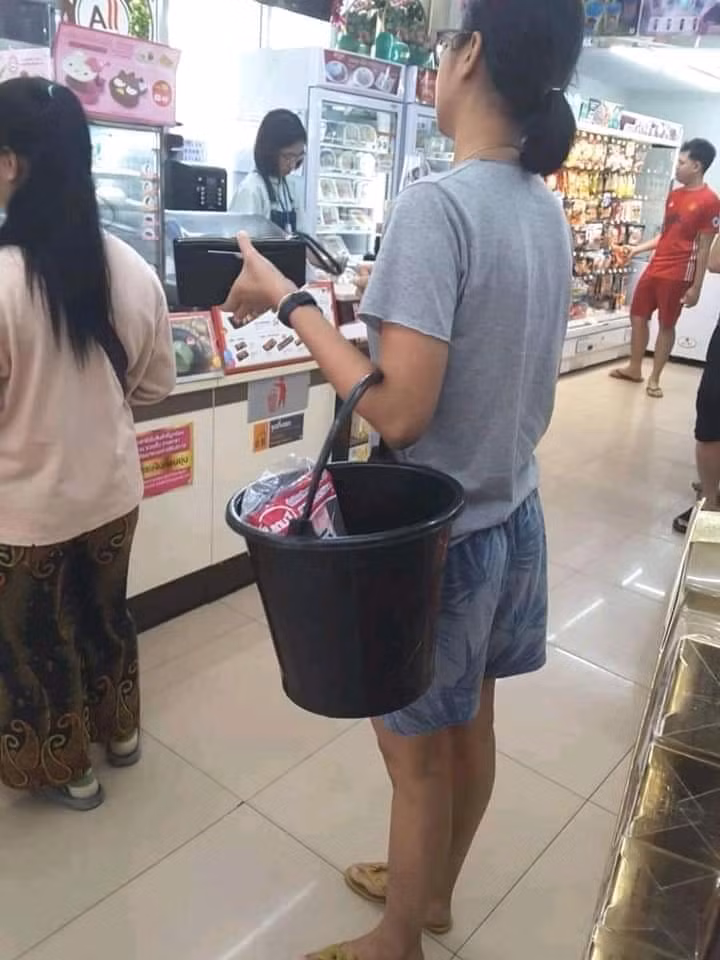 Chiếc thùng rác xách trên tay trông cũng sang chảnh hơn hẳn cầm túi nilon.