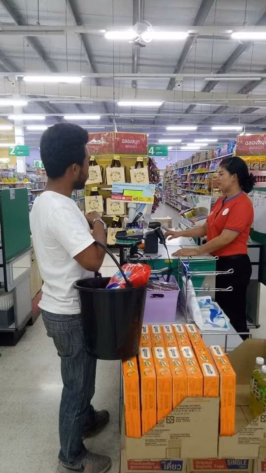 Không có túi nilong, người dân thậm chí đã sử dụng cả...thùng rác để đựng đồ. Miễn là đồ rỗng là đều được tận dụng.