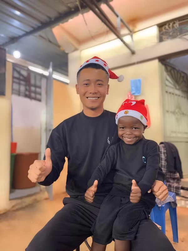 Hành trình di chuyển của team Quang Linh cùng cậu bé Lôi con được cập nhật thường xuyên, rất nhiều người đã tìm đến để được chụp ảnh check-in cùng với "idol".