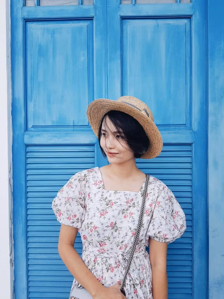 Trước khi đám hỏi của Quỳnh Anh - Duy Mạnh diễn ra, Huyền Mi đã có mặt ở nhà mẹ đẻ nhiều ngày để dọn dẹp, sắp xếp đồ đạc. Cô cũng là người trực tiếp lên ý tưởng, góp ý khi đội hậu kỳ dựng rạp, sắp xếp bàn ghế.