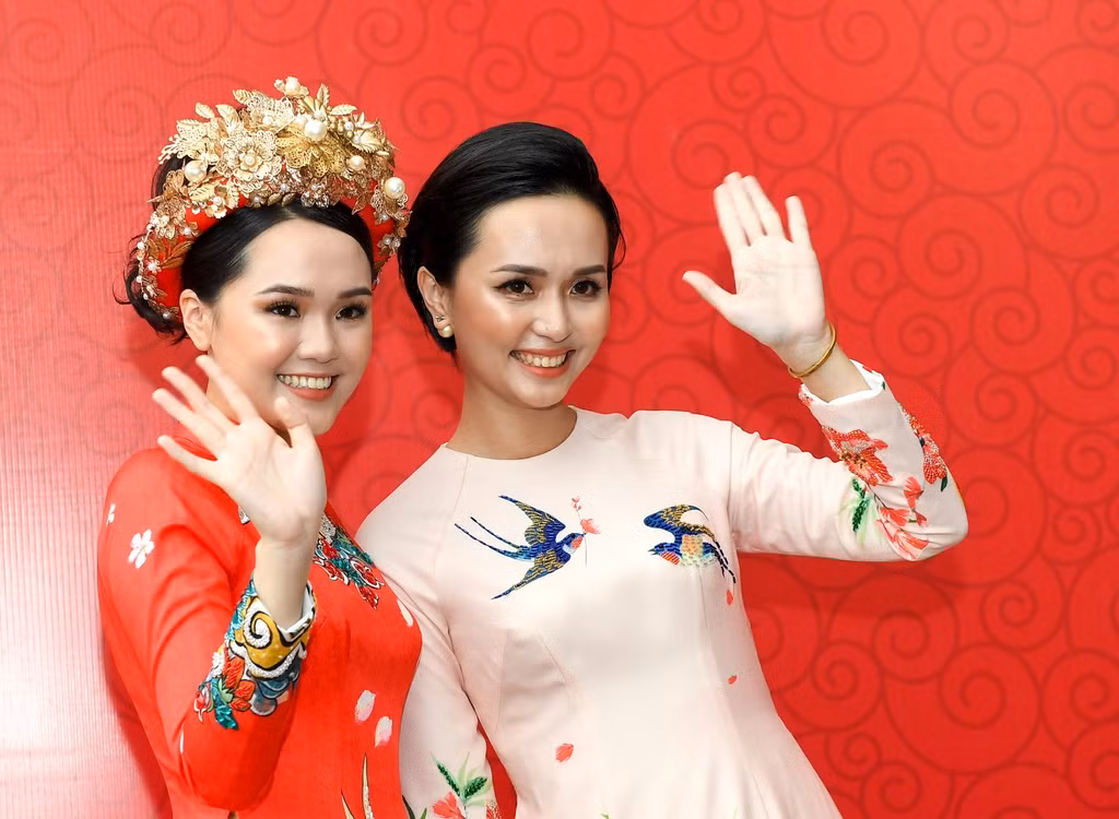Ông Nguyễn Giang Đông, cựu chủ tịch CLB Sài Gòn có 2 ái nữ, 1 người là Quỳnh Anh đã quá nổi tiếng trên mạng xã hội và người còn lại là Huyền Mi. Ngày 15/1, đám hỏi của cặp đôi vàng trong làng bóng đá Duy Mạnh - Quỳnh Anh diễn ra nhưng Huyền Mi lại thu hút sự chú ý khi xinh đẹp rạng ngời không kém gì cô dâu.