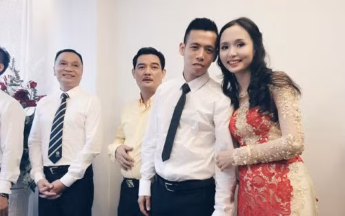 Trái ngược với vợ sắp cưới Duy Mạnh được đánh giá là có nhan sắc xinh xắn, dễ thương thì người hâm mộ không biết nói gì hơn với ngoại hình của Huyền Mi ngoài từ "đẹp xuất sắc". Mặc dù sở hữu các đường nét khá giống nhau từ đôi mắt to, khuôn miệng cười duyên dáng nhưng đúng là cô chị có ngoại hình chững chạc, sang trọng và đằm thắm hơn cô em.