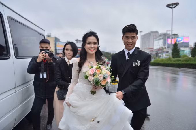 Cô dâu tươi tắn, rạng ngời bất chấp mọi loại góc chụp trong ngày trọng đại.