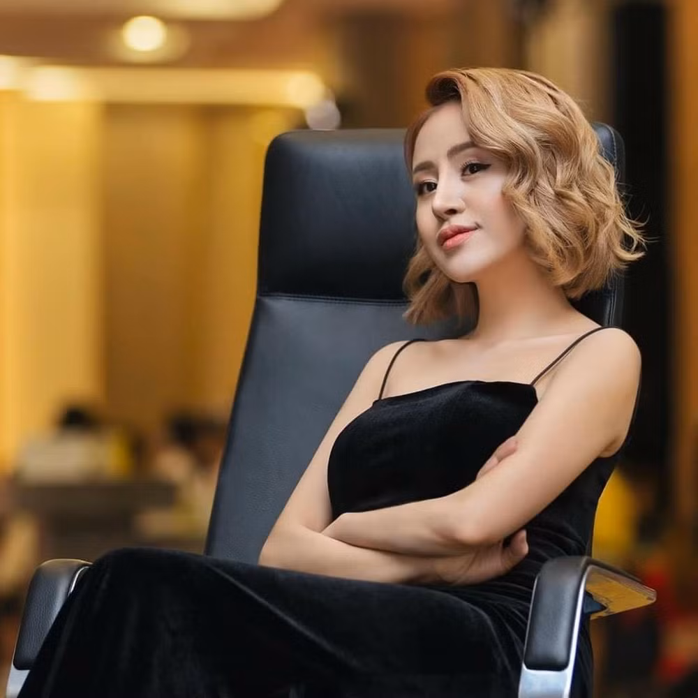 "Bà Tưng" Huyền Anh từng bị nhiều người không thích vì những màn khoe cơ thể phản cảm. Thậm chí cô còn gây xôn xao với không ít hành động, phát ngôn gây thị phi nay lại có cuộc sống bình yên và kín tiếng hẳn sau gần 7 năm được chú ý.