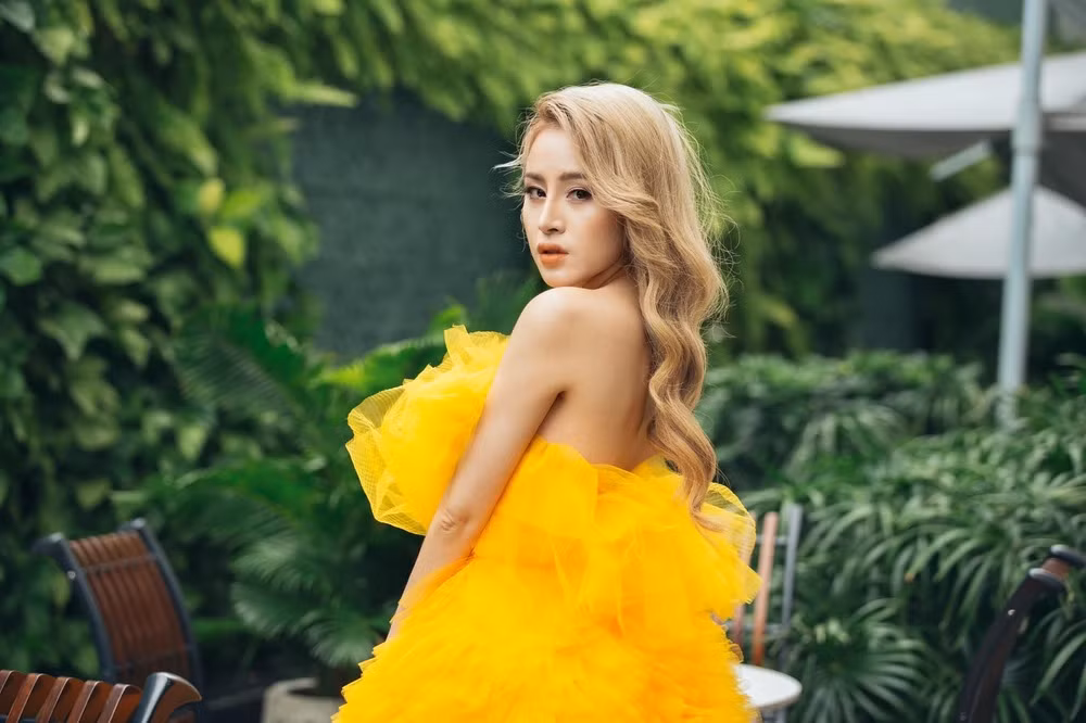 "Bà Tưng" của hiện tại tuy vẫn có sự nóng bỏng nhưng lại chăm chút phong cách quyến rũ, phù hợp với bản thân hơn.