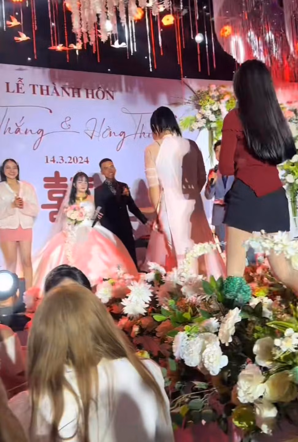 Hình ảnh "hội người yêu cũ" chú rể lần lượt lên sân khấu.