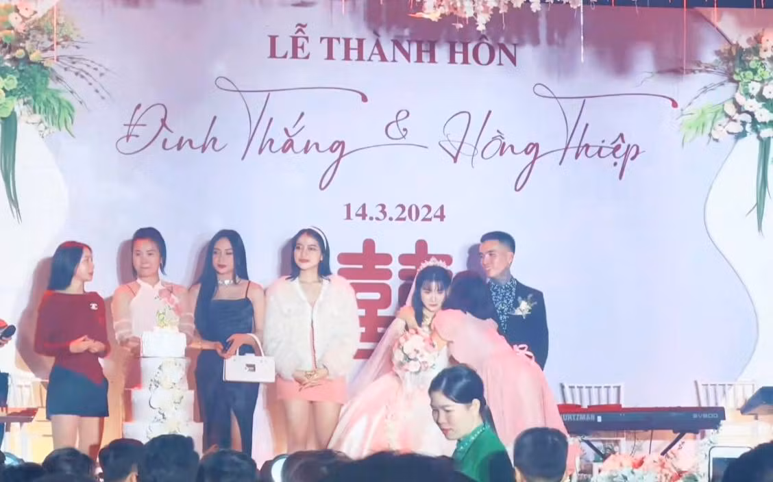 Chú rể không ngại mời 5 cô người yêu cũ đến dự đám cưới, và cả 5 cô đã lên sân khấu để chúc phúc cho cặp đôi.