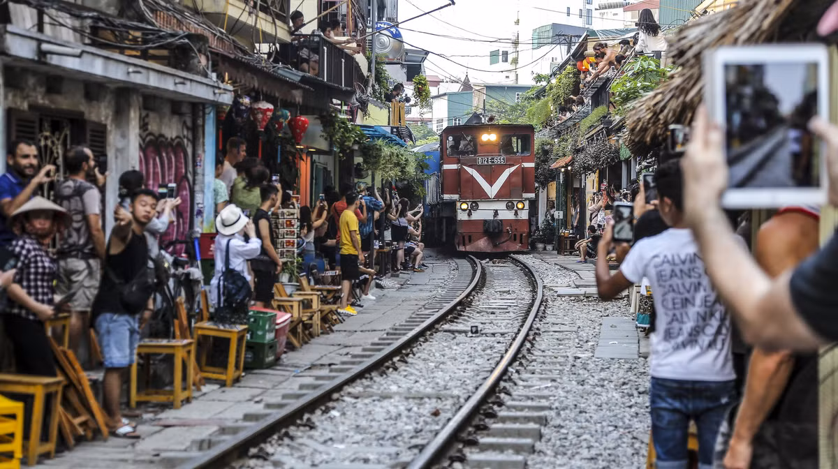 Giữa năm 2019, phố cafe đường tàu trở thành điểm đến yêu thích của khách du lịch và giới trẻ Hà Nội. Tuy nhiên việc ngồi uống cafe ngang nhiên giữa một đoạn đường sắt vẫn còn hoạt động vô cùng nguy hiểm. Đến tháng 10 cùng năm, tuyến phố này chính thức bị đóng cửa, nhiều quán cafe buộc phải dừng hoạt động kinh doanh vì vi phạm an toàn đường sắt.