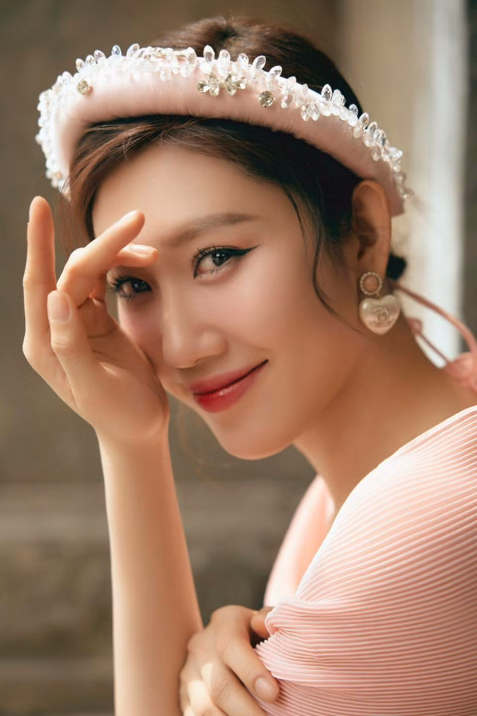 Bước sang tuổi 33, Thúy Ngân khiến nhiều người ngưỡng mộ bởi nhan sắc ngày càng xinh đẹp, vóc dáng quyến rũ, cô chưa tiết lộ rõ ràng về chuyện kết hôn của mình.