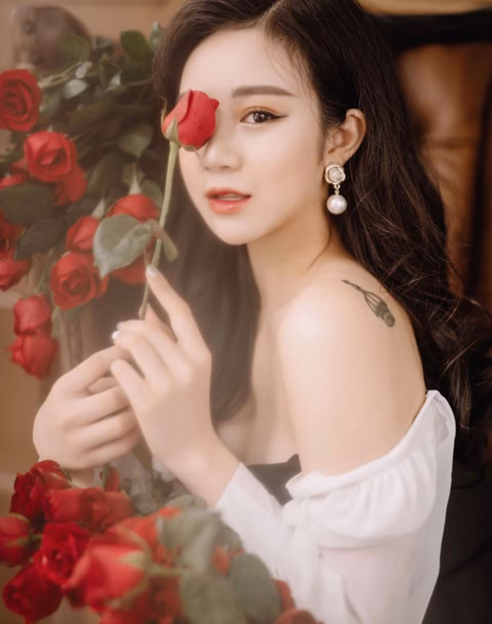 Cô hướng mình theo nghề ca sĩ.