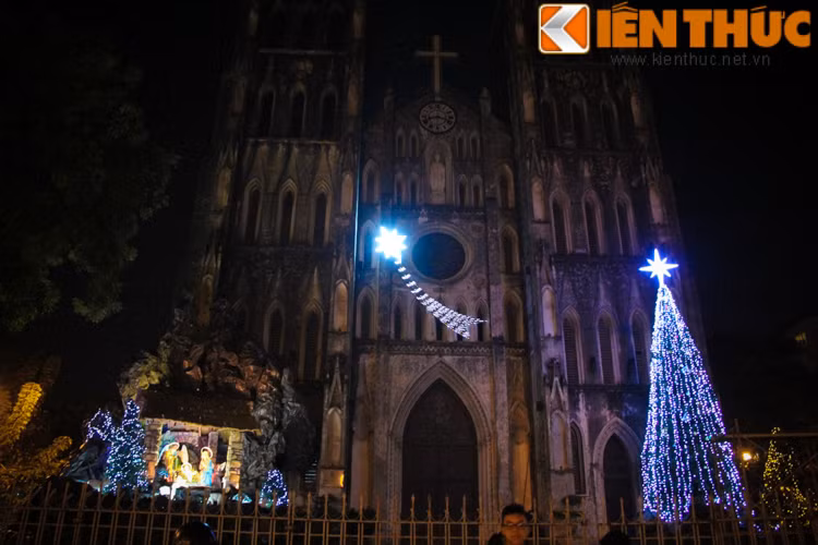 Cây thông Noel và Hang đá nơi Chúa ra đời đã được nhà thờ chuẩn bị sẵn sàng để đón Giáng sinh.