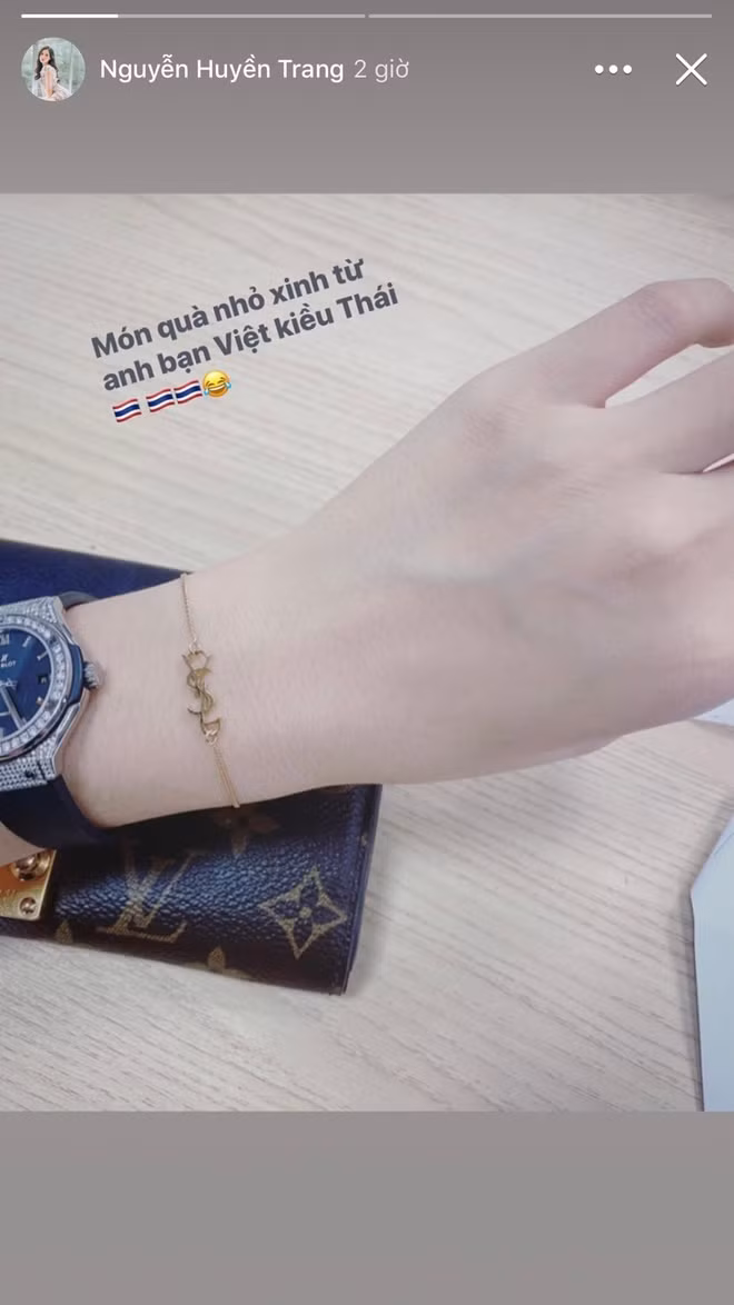 Trước khi chia tay đội tuyển U23 Việt Nam để về nước, Trọng Đại không quên đi mua sắm, mang quà về tặng người yêu. Món quà nhỏ được Huyền Trang hạnh phúc khoe trên trang cá nhân kèm dòng trạng thái: "Món quà nhỏ xinh từ anh bạn Việt kiều Thái".