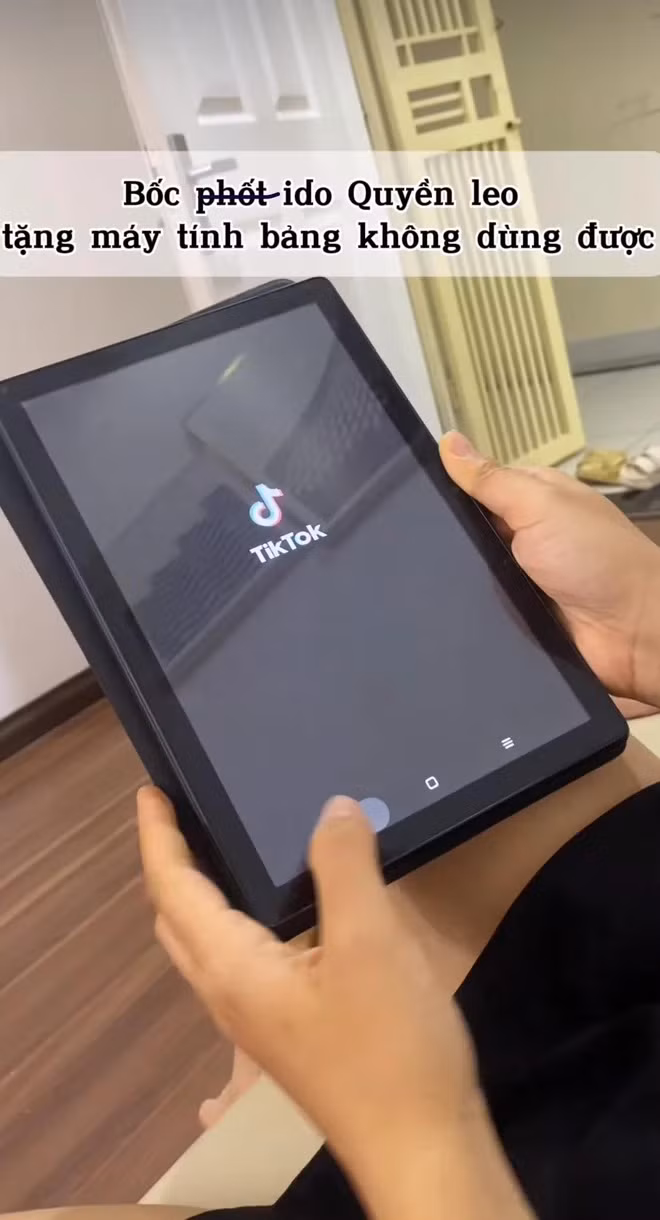 Trong những phiên livestream, nhằm mục đích thu hút người xem, Quyền Leo thường đưa ra 1 số phần quà cho khách hàng, ví dụ như một chiếc máy tính bảng là phần quà được Tiktoker này hứa tặng khi bán các sản phẩm công nghệ. Tuy nhiên, một nữ TikToker đăng tải video "bóc phốt" quà tặng của vợ chồng Quyền Leo Daily là chiếc máy tính bảng không thể dùng được.