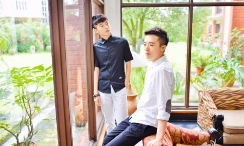 Cặp song sinh lập tức được ca ngợi như hot boy, thậm chí có những cô gái còn tôn vinh họ là “cặp sinh đôi đẹp trai nhất lịch sử trường Đại học Bắc Kinh”.