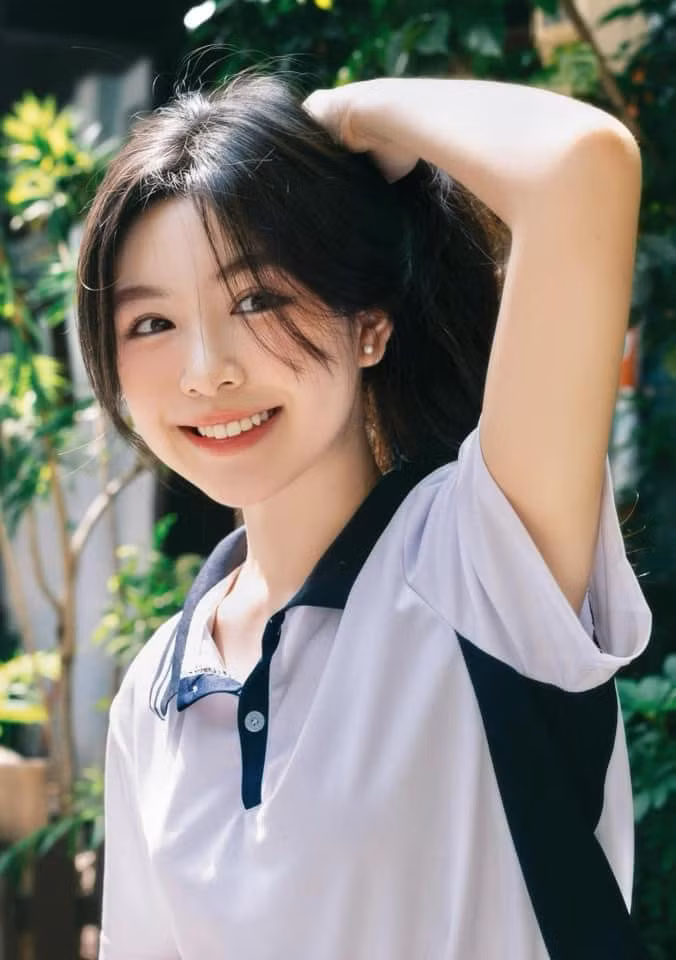 Lọ Lem - con gái Quyền Linh trước giờ được yêu mến bởi vẻ đẹp nhẹ nhàng, nữ tính. Trong bộ ảnh theo phong cách "thanh xuân vườn trường", cô nàng chỉ diện bô đồ giản đơn đồng phục thể dục, cùng lối make up nhẹ nhàng nhưng đúng chuẩn "nữ thần thanh xuân" khiến ai cũng mê mẩn.