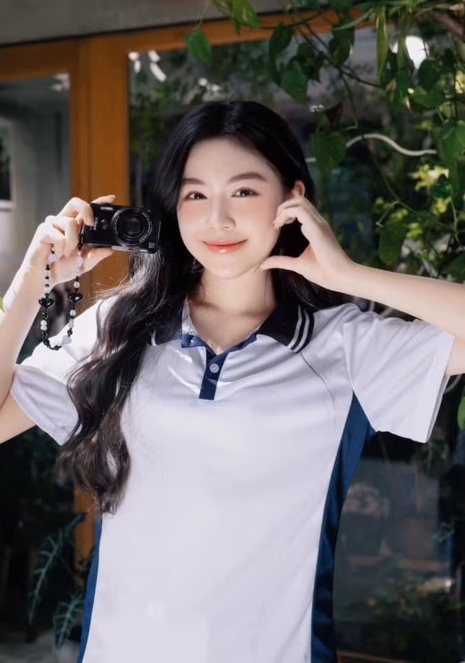 Theo chia sẻ của vợ chồng MC Quyền Linh, Lọ Lem từ bé đã là cô gái giàu tình cảm, yêu thương gia đình và dành sự quan tâm cho mọi người. Đặc biệt, Lọ Lem trưởng thành hơn tuổi, luôn che chở, bênh vực em gái Hạt Dẻ.