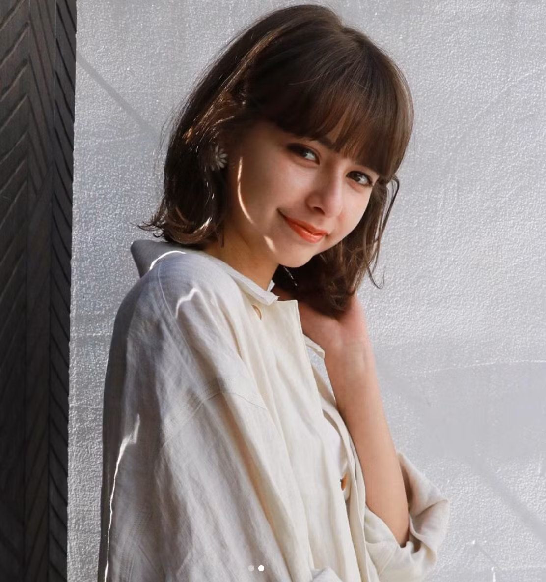 Mang vẻ đẹp hài hoà giữa nét đẹp Châu Á và Châu Âu, hot girl Lina Arashi sở hữu đôi mắt to tròn màu xám như búp bê Nga, mũi cao, môi mỏng và nước da trắng sứ khiến dân mạng "phát cuồng".