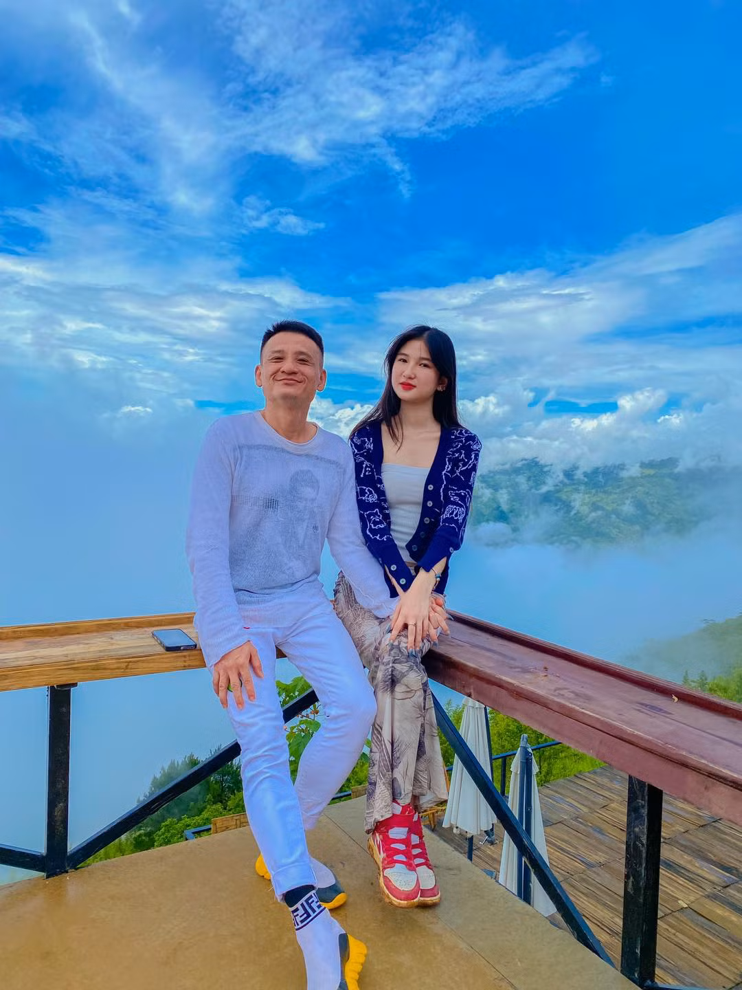 Anh Lê Hồng Kiên thường được biết đến với cái tên "ông bố điên" - cũng là tên kênh Tiktok với hơn 170 nghìn người theo dõi. Bên cạnh là con gái anh, Lê Minh Trà My (sinh năm 2006), thường được anh gọi với cái tên trìu mến là "bình rượu mơ" hay "nàng Mơ".