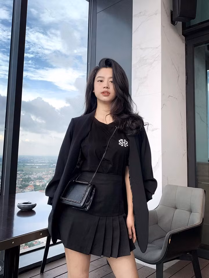 Hàn Hải Hằng (sinh năm 1999) là hot girl Thanh Hóa nổi tiếng nhờ ngoại hình sexy, cô thường xuyên diện đồ gợi cảm và chụp ảnh đăng lên mạng xã hội.
