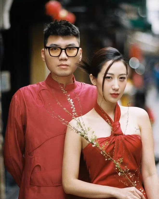 Mới đây cặp đôi đã xuất hiện tại chương trình Vợ chồng son và kể lại câu chuyện từ yêu đương đến lúc kết hôn của mình với sự dẫn dắt của bộ đôi MC Quốc Thuận và Hồng Vân.
