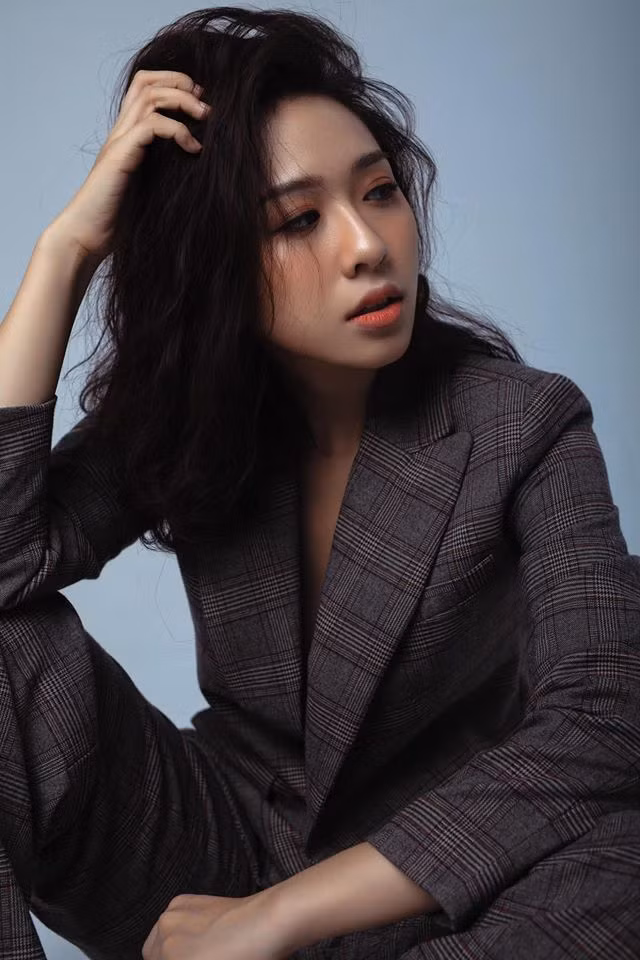 Thời gian gần đây, cô gái Hà Thành xinh đẹp bất ngờ đảm đương vị trí dẫn dắt tiểu mục “Nghĩ khác, Sống khác” của chương trình Chuyển Động 24h trên kênh VTV1, lên sóng vào ngày 19/4 vừa qua.