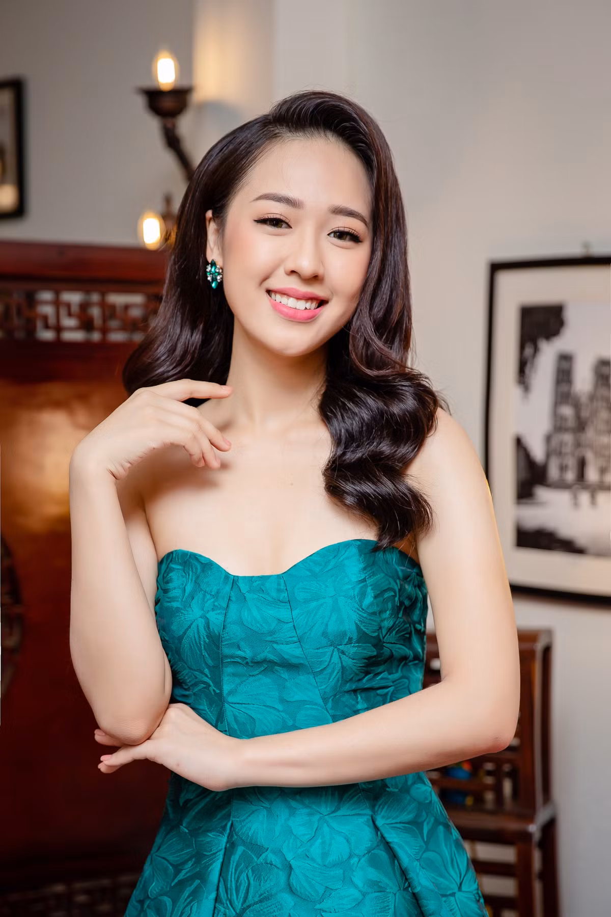 Hà My sở hữu nhan sắc xinh đẹp, nụ cười duyên dáng. Cô có sống mũi cao, khuôn miệng tươi và đôi mắt biết cười.