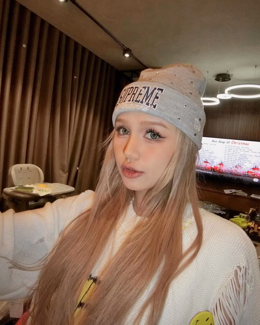 Cô cũng có gu ăn mặc rất phong phú và đa dạng. Nàng hot girl thường thay đổi trang phục với nhiều cá tính khác nhau.