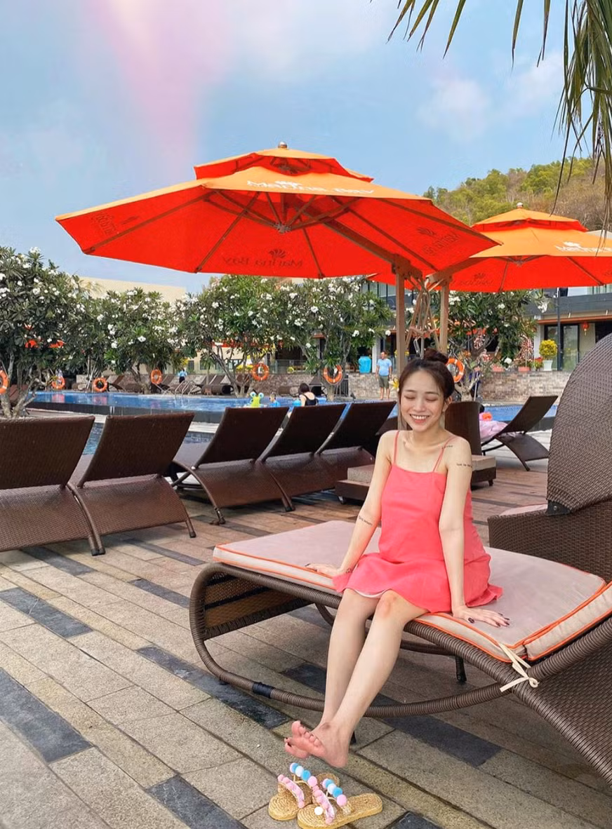 Nhà chẳng có gì ngoài tiền, Joyce Phạm thường xuyên cùng chồng đi du lịch trong và ngoài nước. Dường như sắp đến tháng đẻ, cặp đôi càng chăm chỉ chu du khắp nơi, thoải mái tâm lý trước khi chính thức lên chức ở tuổi 20.