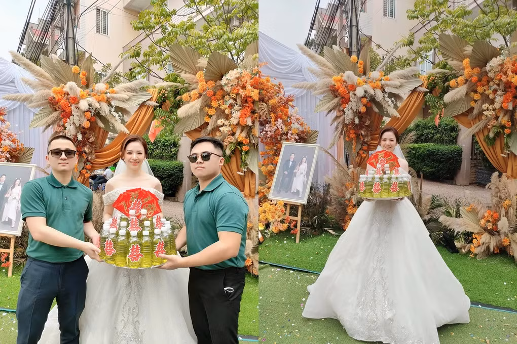 Bên cạnh đó, nhóm bạn nói trên còn tặng bỉm, sữa, đồ chơi, lợn đất... mang lên sân khấu chụp ảnh cùng cô dâu, chú rể.