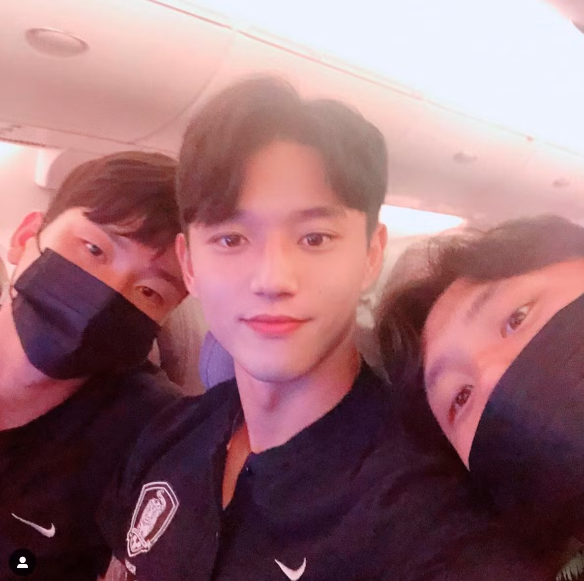 Instagram cá nhân của của Jeong Seung-won sở hữu hơn 124 nghìn lượt theo dõi. Anh chàng rất chăm chỉ khoe hình selfie trên mạng xã hội.