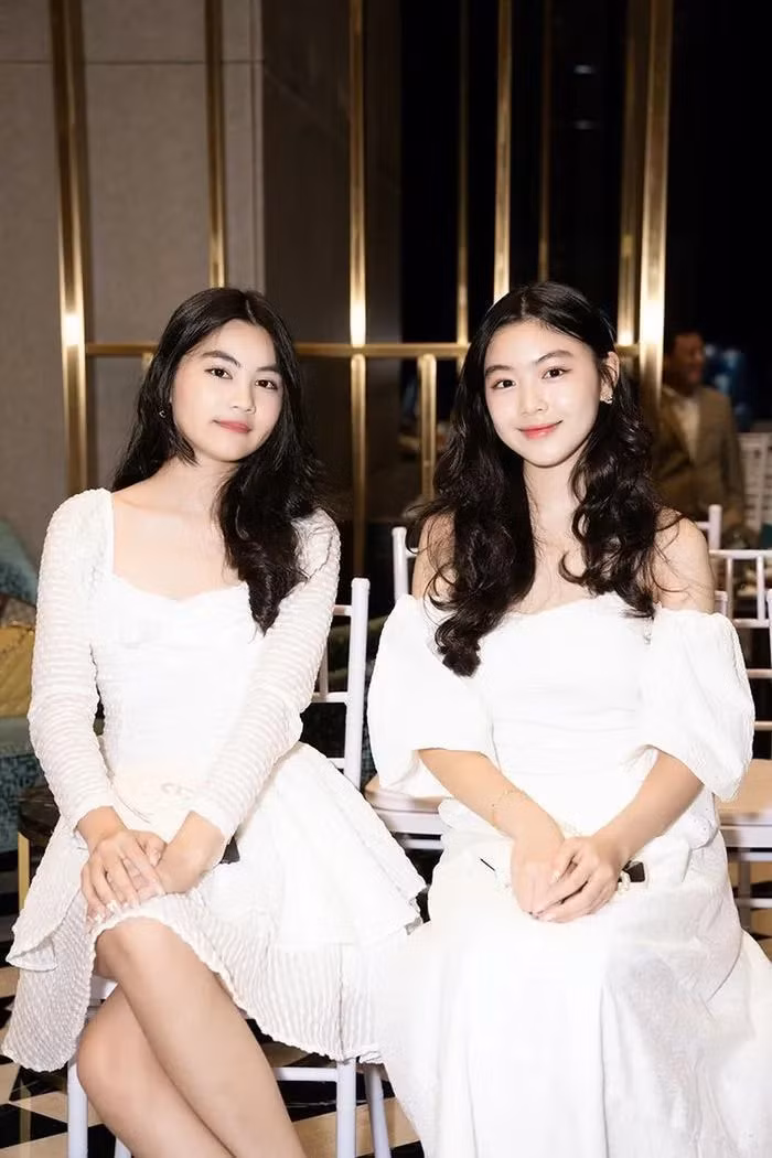 Đây không phải lần đầu tiên 2 nhóc tỳ nhà MC Quyền Linh lọt vào ống kính “team qua đường” và được netizen khen ngợi hết lời. Ban đầu, 2 cô bé còn e dè, ngại ngùng, thế nhưng hiện tại cả 2 đã tự tin hơn mỗi lần xuất hiện trước công chúng.