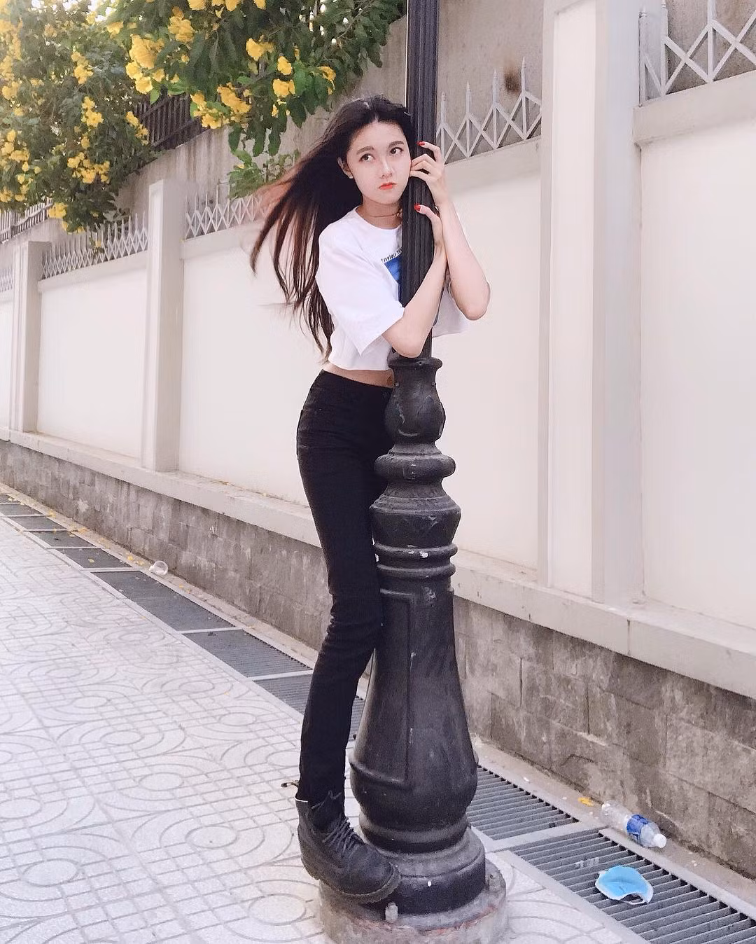 Điều đặc biệt, Moè sở hữu chiều cao đáng ngưỡng mộ là 1m77 với đôi chân dài miên man cùng thân hình cân đối.