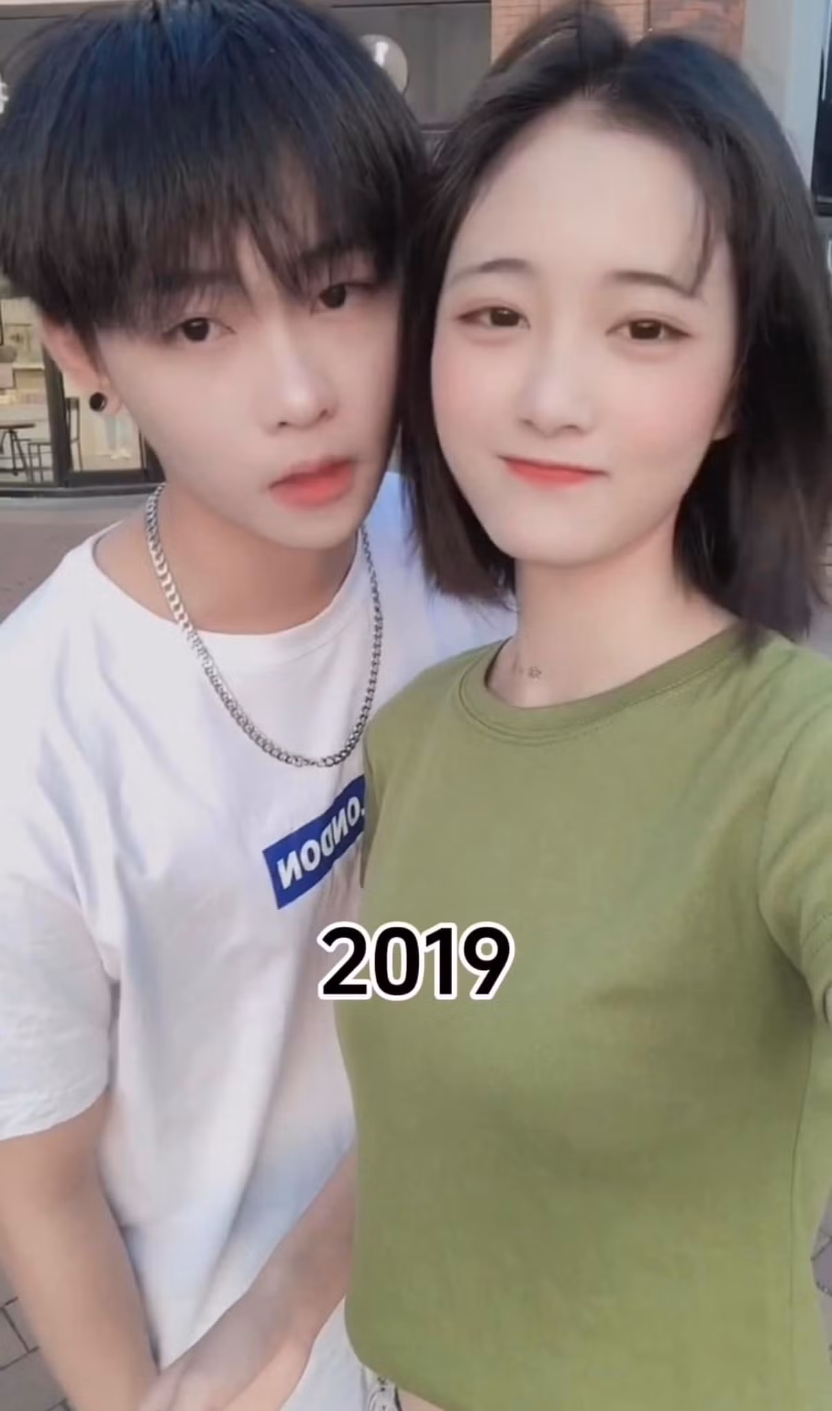 Năm 2019, lúc này khi cặp đôi mới yêu nhau.