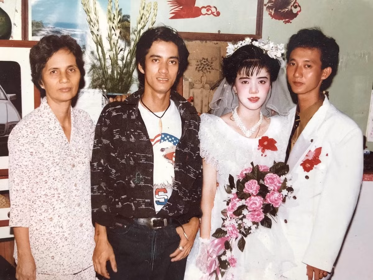 Cưới nhau năm 1995 nhưng đã theo kịp xu thế bó hoa bé gọn xinh xinh của thời đại bây giờ chứ chẳng ôm bó hoa to dài là mốt những thập niên trước.