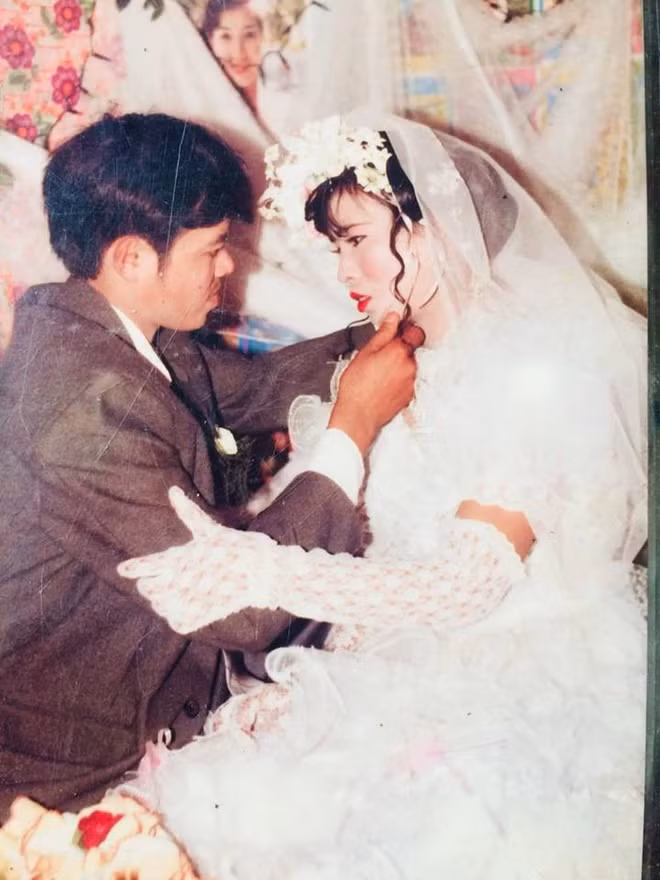 Cặp dâu rể này trông rất tình tứ trong thước ảnh ghi lại.